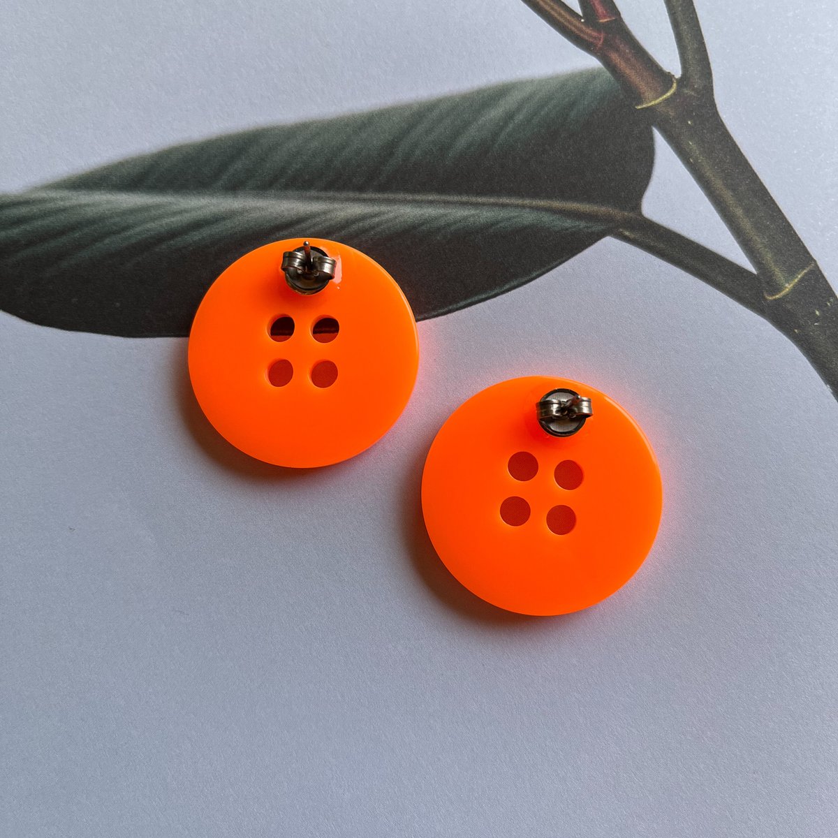 鮮やかな蛍光カラーのボタンピアス（蛍光オレンジ)/ Button Earrings