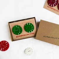鮮やかに波うつビンテージボタンのピアス/ Vintage Button Earrings Green