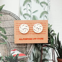 繊細で可愛いビンテージボタンピアス/ Vintage Button Piers White