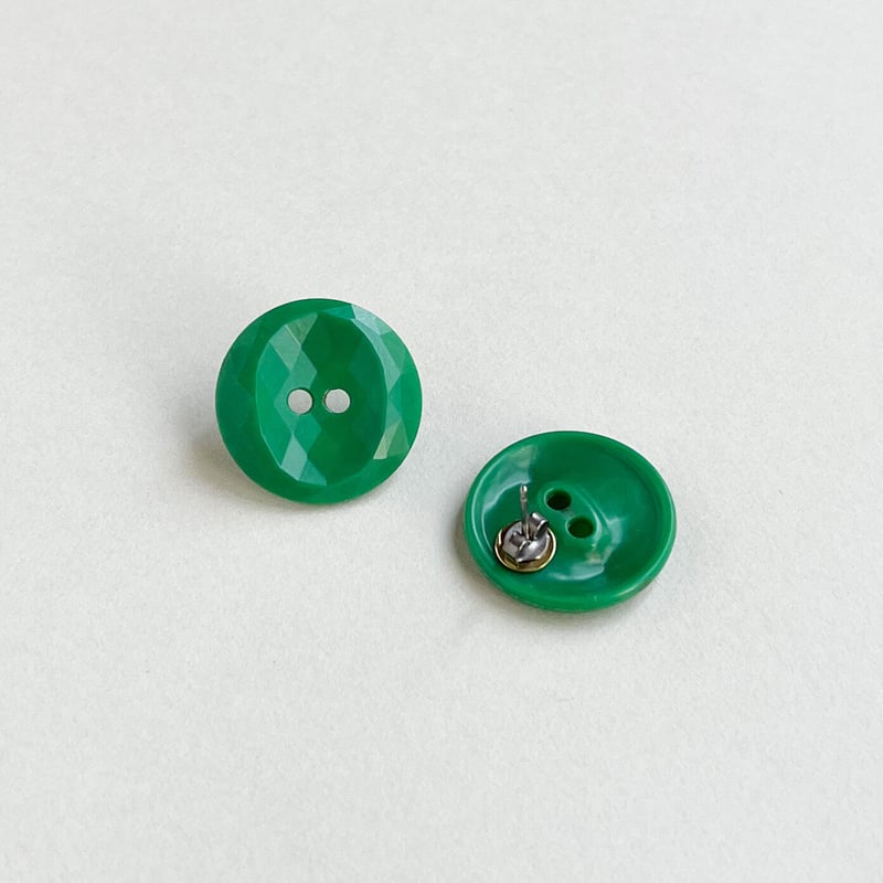 チープな可愛さが魅力のビンテージボタンピアス／Vintage Button