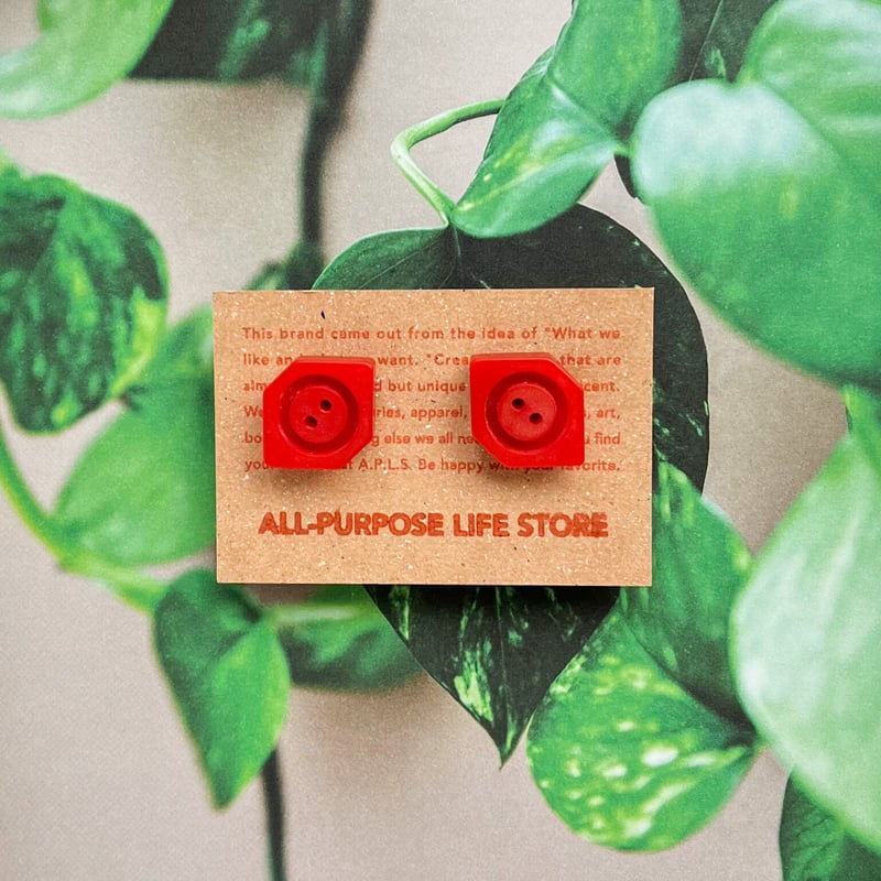 レトロポップなビンテージボタンのピアス／Vintage Button Earrings Red