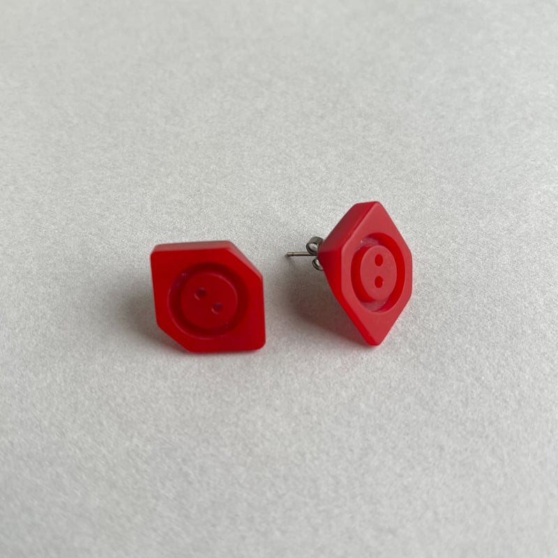 レトロポップなビンテージボタンのピアス／Vintage Button Earrings Red