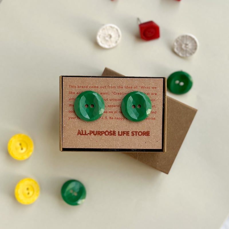 チープな可愛さが魅力のビンテージボタンピアス／Vintage Button