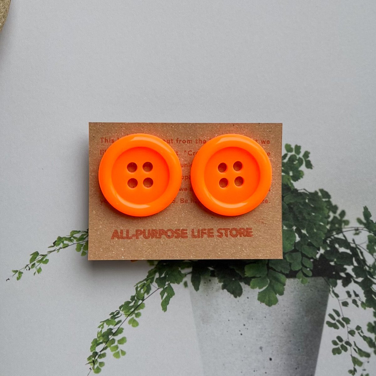 鮮やかな蛍光カラーのボタンピアス（蛍光オレンジ)/ Button Earrings