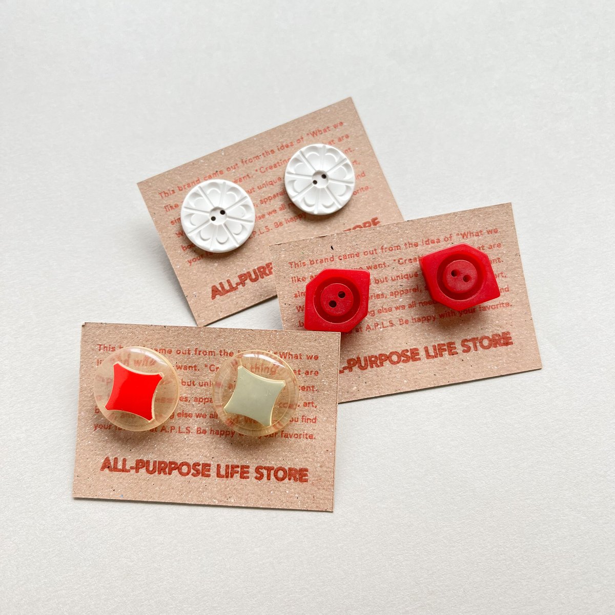 レトロポップなビンテージボタンのピアス／Vintage Button Earrings Red