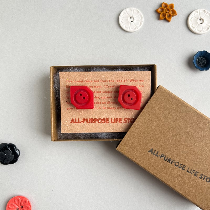 レトロポップなビンテージボタンのピアス／Vintage Button Earrings Red