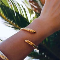 -- Open drop bangle --