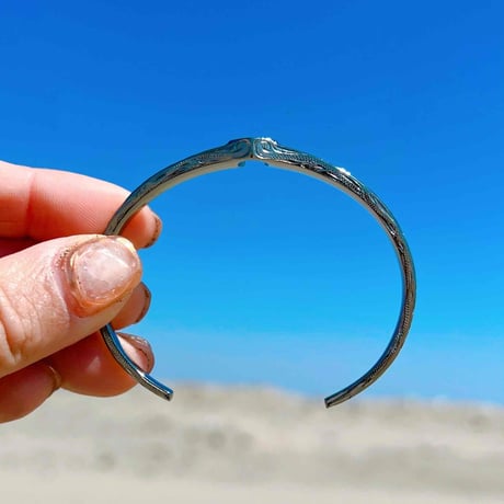 -- Horseshoe Bangle --