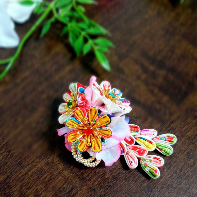 corsage #w24 二重丸つまみ細工三本組サガリ付 ① 赤白系菊