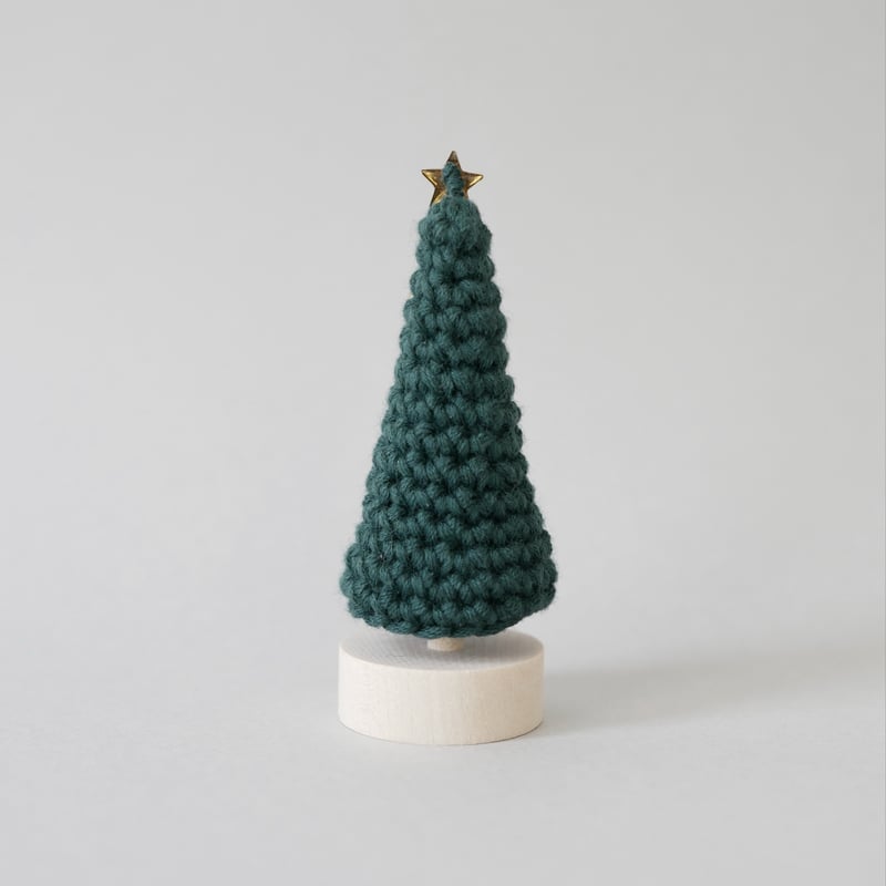 どんぐりアート♡クリスマスオブジェ♡ どんぐりアート クリスマスにサンタさんがやって来た 丸太