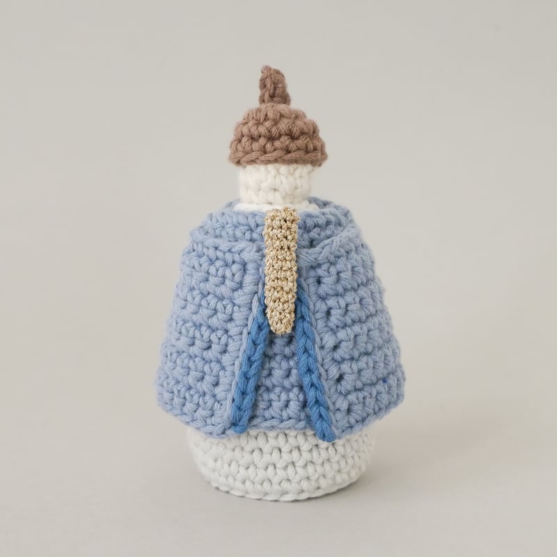 モダンで省スペース！手編みの雛人形 白色フェルトマット付き | 手編み