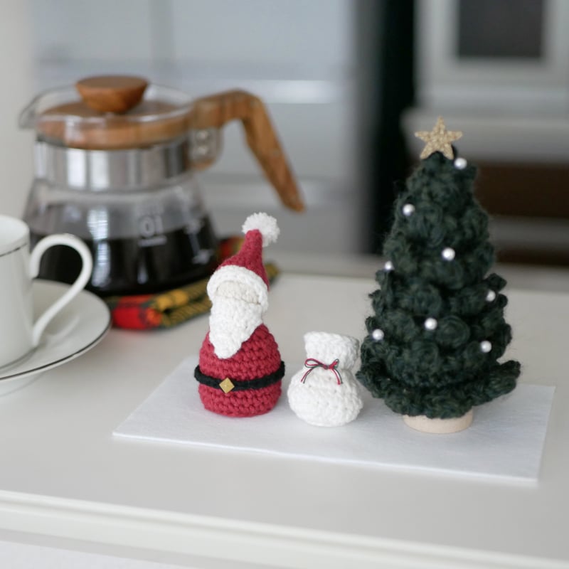 省スペースで楽しむ♪手編みのふわふわツリー&ミニサンタ / クリスマス