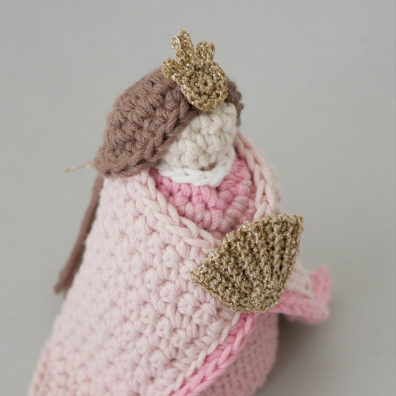 モダンで省スペース！手編みの雛人形 白色フェルトマット付き | 手編み