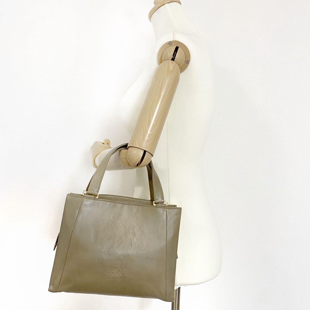 LOEWE ベージュ レザー ハンドバッグ LOEWE ロエベ カリエ ハンドバッグ ベージュ レザー トート