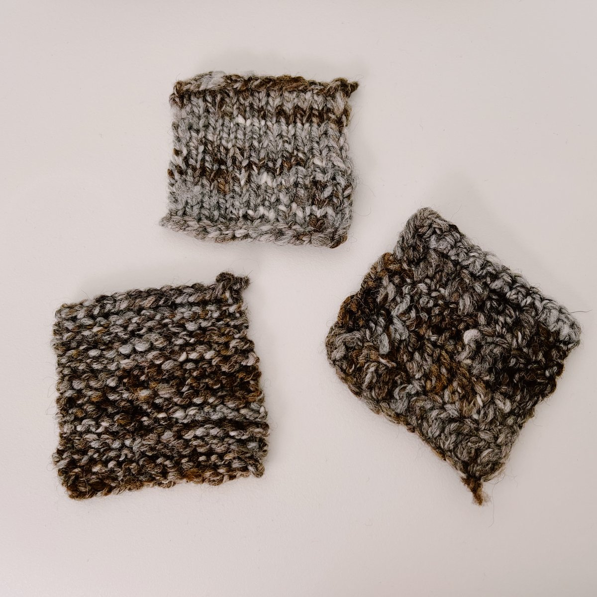 あおいりんご 絹糸　小さな手まり バッグチャーム 6個 天然石 A spring knit bag that is crocheted but 