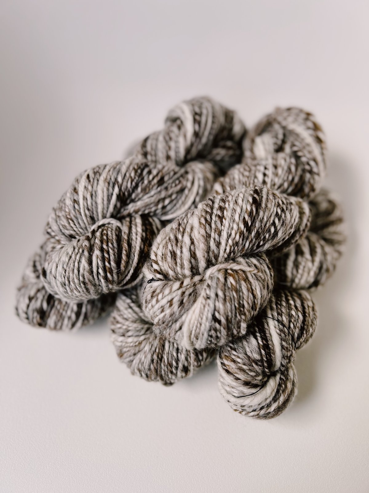 手紡ぎ糸】ナチュラルカラー・白ベース -Nature Colored White 手紡ぎ糸】ナチュラルカラー・白ベース -Nature Colored White