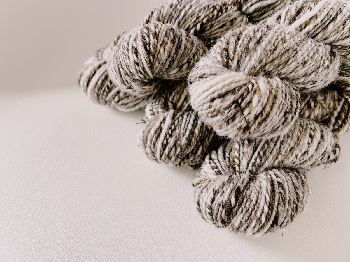 手紡ぎ糸】ナチュラルカラー・白ベース -Nature Colored White