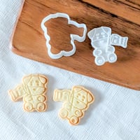 「ほっこりさんのこいのぼりクッキー型」〜ちょこんと座る姿が愛らしい、こどもの日のお祝いクッキー〜