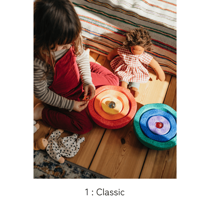 緑とオレンジのストライプの石の置物 緑とオレンジのストライプの石の置物