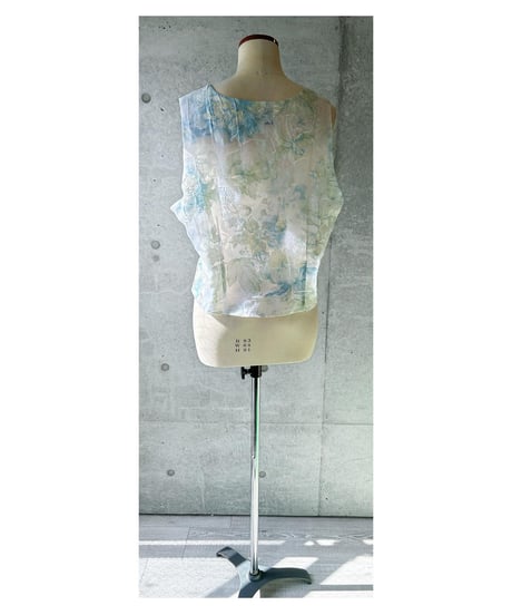 透かし花模様ベスト