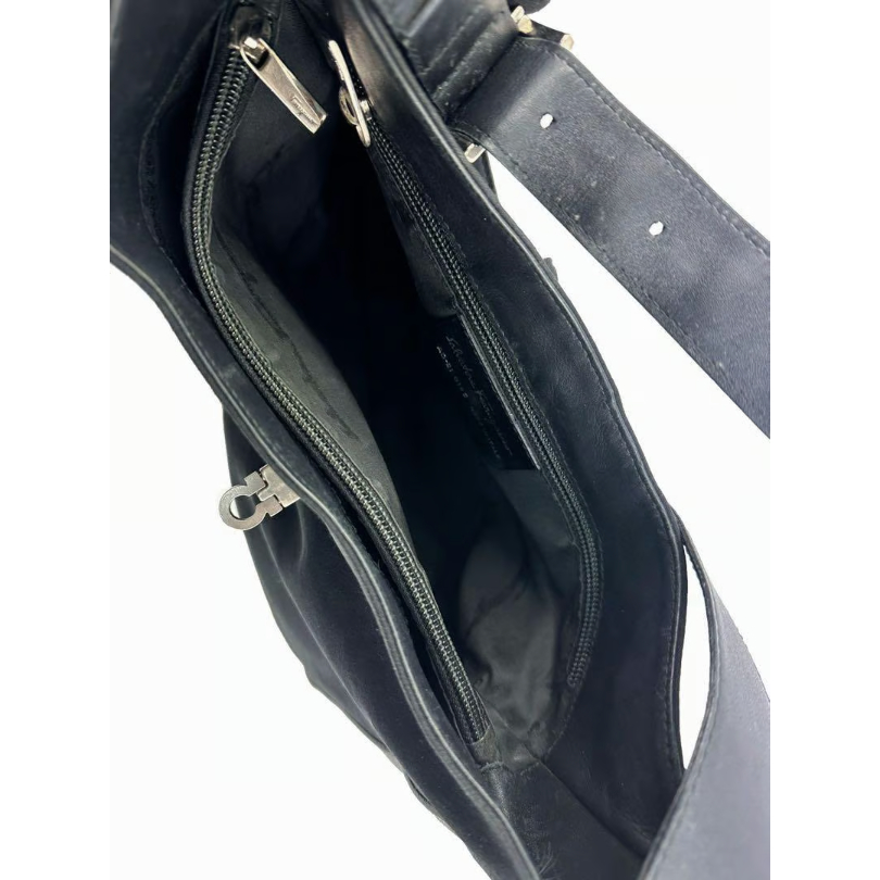 ct30 Salvatore Ferragamo ワンショルダーバッグ 銀色 ct30 Salvatore Ferragamo ワンショルダーバッグ 銀色