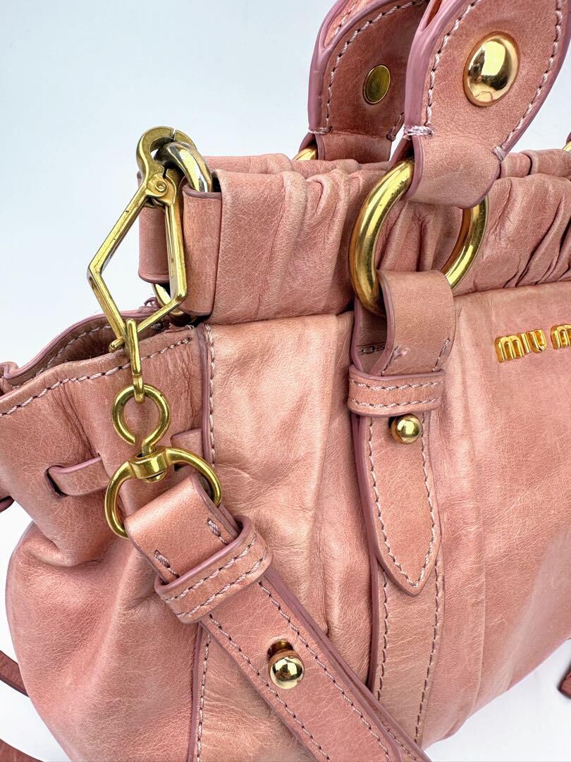miumiu 2wayバッグ　ショルダーストラップ付き　ピンクベージュ ミュウミュウ 2wayショルダー ギャザー ピンクレザー ハンドバッグ