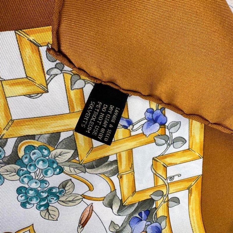 グッチ GUCCI フラワー 花柄 大判スカーフ シルク100パーセント グッチ GUCCI フラワー 花柄 大判スカーフ シルク100パーセント