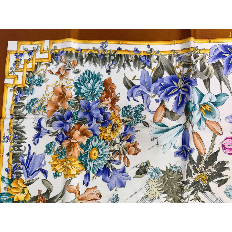 グッチ GUCCI フラワー 花柄 大判スカーフ シルク100パーセント グッチ GUCCI フラワー 花柄 大判スカーフ シルク100パーセント