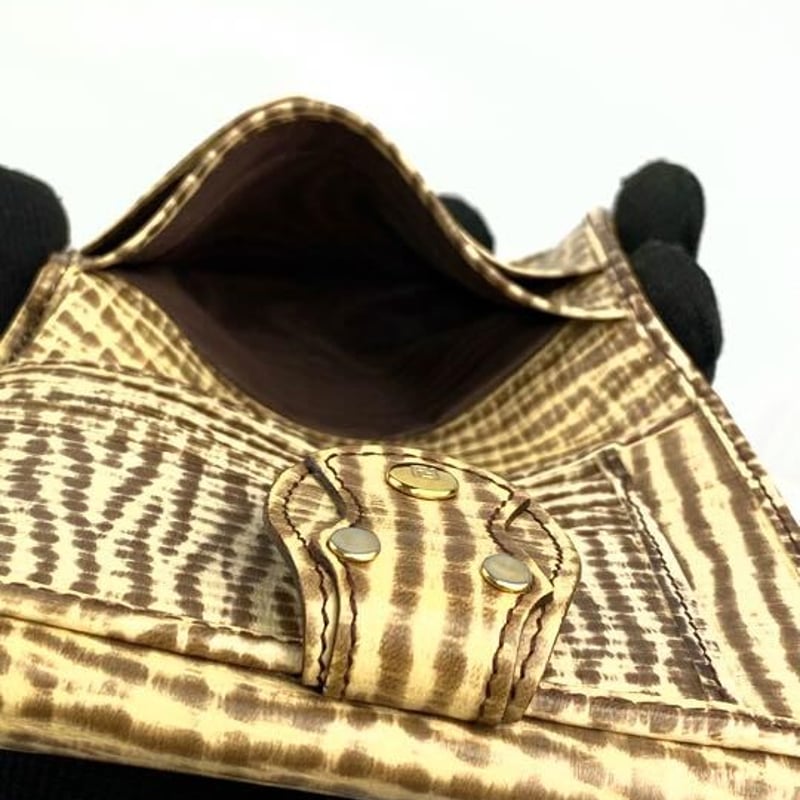 フェンディ FENDI 二つ折り財布 Wホッック 型押しレザー財布 フェンディ FENDI 二つ折り財布 Wホッック 型押しレザー財布