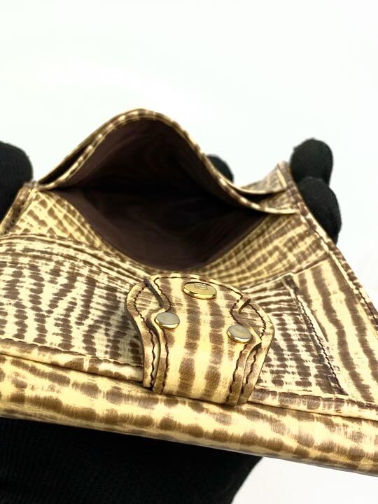 FENDI♡べっ甲金具♡二つ折り財布♡箱付き フェンディ FENDI 二つ折り財布 Wホッック 型押しレザー財布