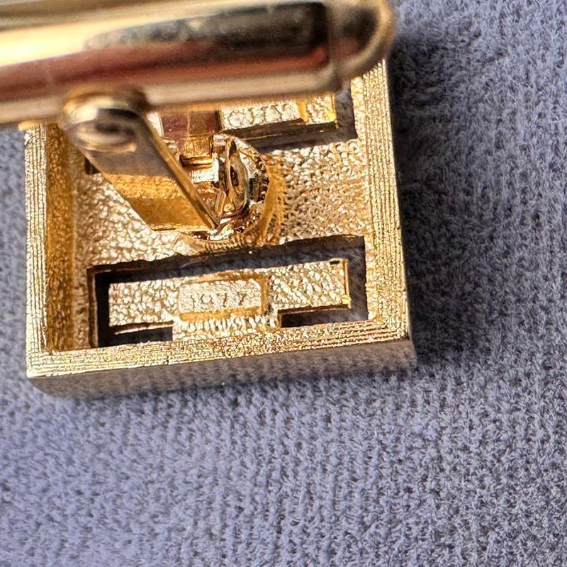 新品未使用品 ジバンシイ 金メッキゴールド ロゴマーク カフリンクス 美品】ジバンシー GIVENCHYカフス ゴールド ロゴ