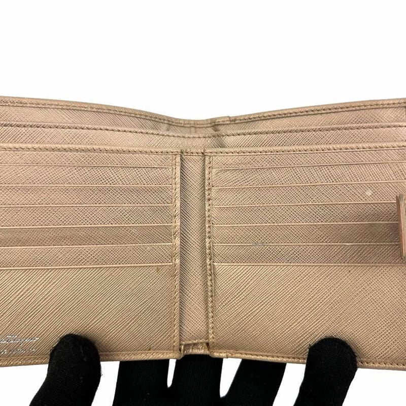 フェラガモ 二つ折り財布 Wホック シャンパンゴールド フェラガモ 二つ折り財布 Wホック シャンパンゴールド