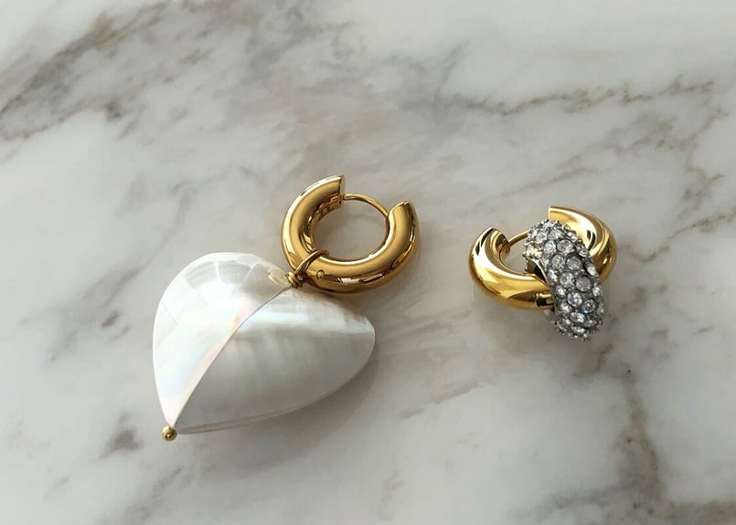 Timeless Pearly】Bigシェルハート・ビジューフープピアス | Les Che