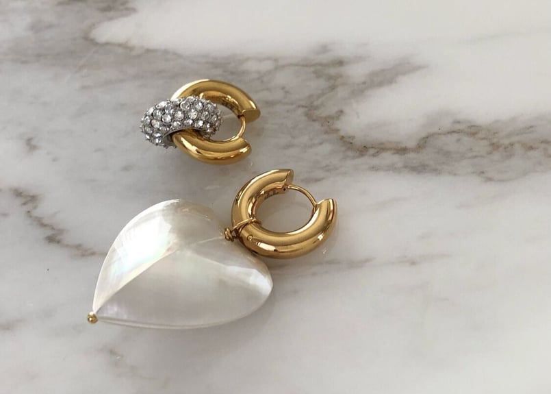 Timeless Pearly】Bigシェルハート・ビジューフープピアス | Les Che