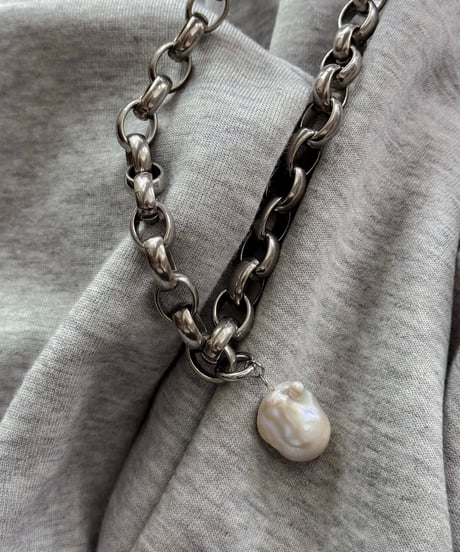beau / necklace