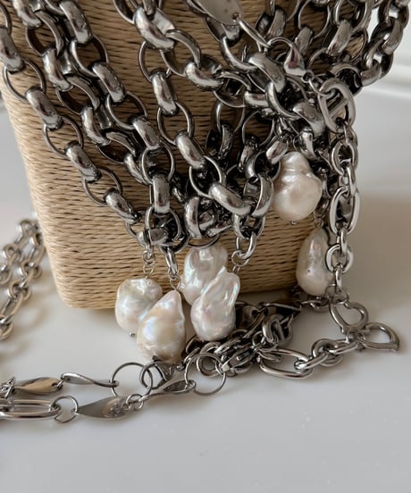 beau / necklace