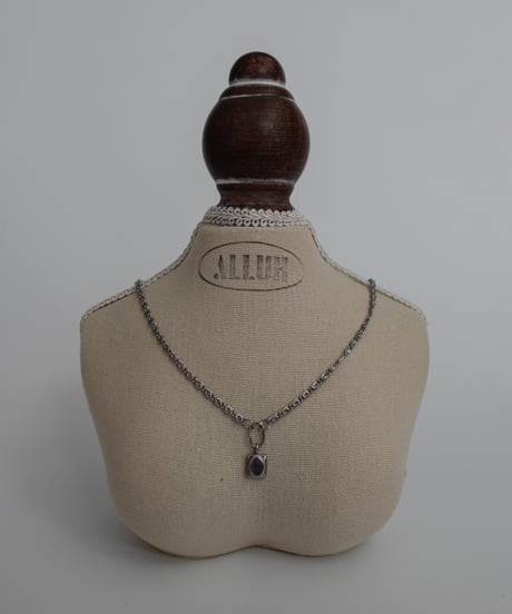 otis / necklace