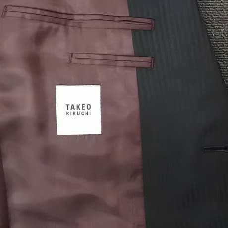 M105｜TAKEO KIKUCHI 2B艶ブラックシャドーストライプスーツ(2) 定価77,000円 タケオキクチ