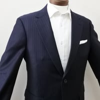 XS6｜TAKEO KIKUCHI 2B艶ネイビーシャドーストライプ3ピーススーツ(1