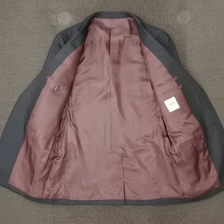 M105｜TAKEO KIKUCHI 2B艶ブラックシャドーストライプスーツ(2) 定価77,000円 タケオキクチ