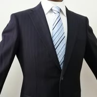 スリーピースTAKEO KIKUCHI ネイビーストライプシングル2Bスーツ3 94｜TAKEO KIKUCHI 2B艶ネイビーシャドーストライプ3ピース