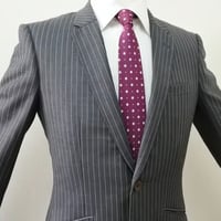 スリーピースTAKEO KIKUCHI ネイビーストライプシングル2Bスーツ3 3ピースセット】シャイニーヘリンボン スーツ（スーツセット