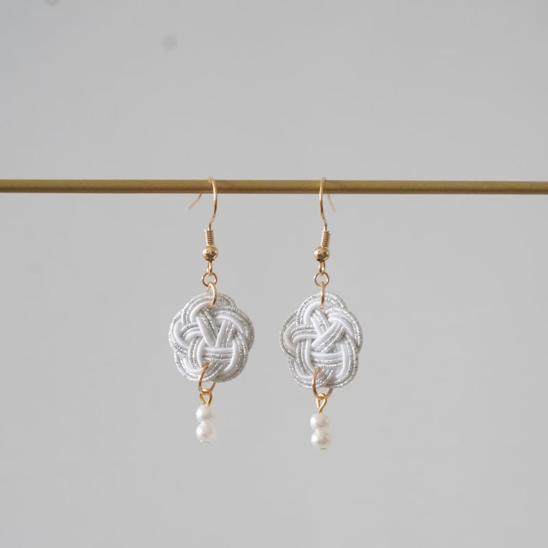 梅結びピアス with パール Ume-knot pierced earing with pe