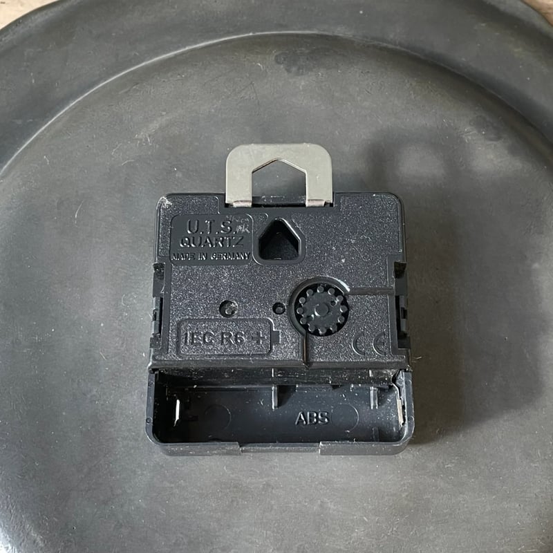 アンティークピューター花リム壁掛け時計