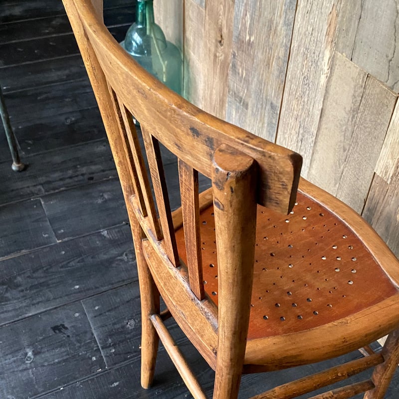 カフェチェア　木製 アンティーク鋲打ち　スタッズ付き椅子 imgrc0094744512.jpg