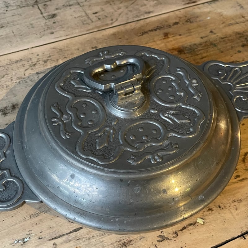 フランス　エタン製小物入れ　蓋付き小物入れ　蚤の市　小物入れ　ヴィンテージ ETAINS DU MANOIR ピューター 蓋付き小物ケース フランス