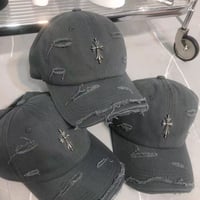 ワンポイントクロスチャーム付きダメージ加工キャップ