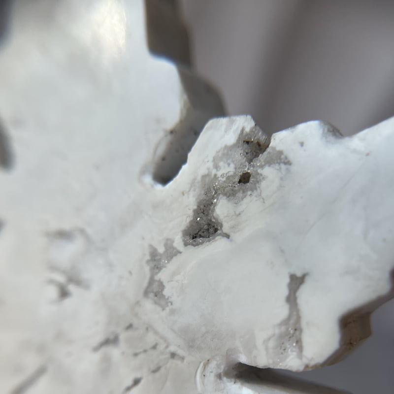 ホワイトジャスパー・スノーフレーク型01 台座付き◯white jasper