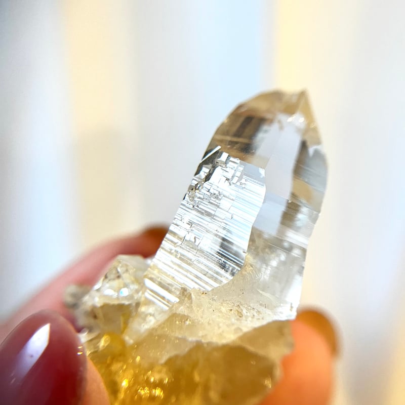 高品質　水晶　クリアクォーツ　ゴールデンヒーラー　共生　月　ムーン　スタンド付き 高品質スカルドゥ産ゴールデンヒーラー水晶01・ルチル・虹◯Quartz