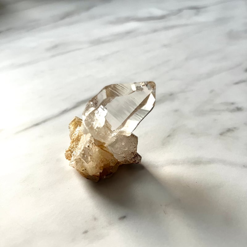 神々しい輝き‼️スカルドゥ産 ヒマラヤゴールデンヒーラー水晶 クラスター 高品質スカルドゥ産ゴールデンヒーラー水晶01・ルチル・虹◯Quartz